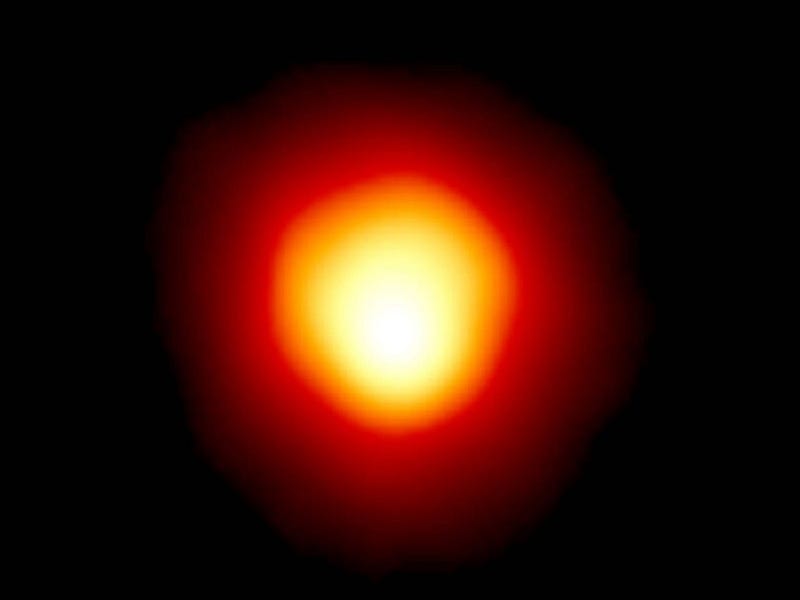 Betelgeuse's fluctuations and brightness